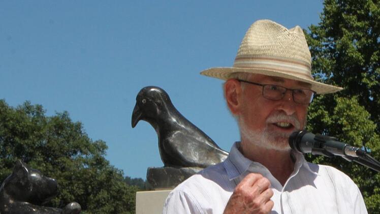 Gerwin Kellermann  schuf ein Kunstwerk, das einen Raben und eine Wildkatze zeigt (im Hintergrund). Foto: Ulrike Müller