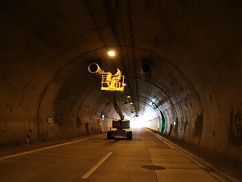 Mit einer Hebeb&uuml;hne gelangen die Arbeiter an die Tunnell&uuml;fter. Fotos: Rebecca Vogt