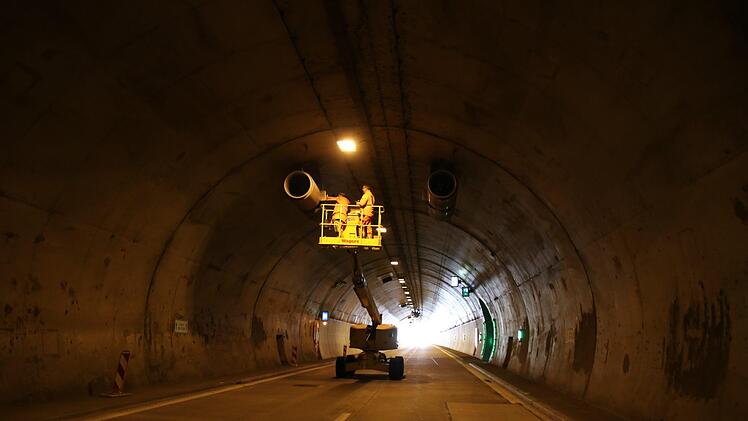 Mit einer Hebeb&uuml;hne gelangen die Arbeiter an die Tunnell&uuml;fter. Fotos: Rebecca Vogt
