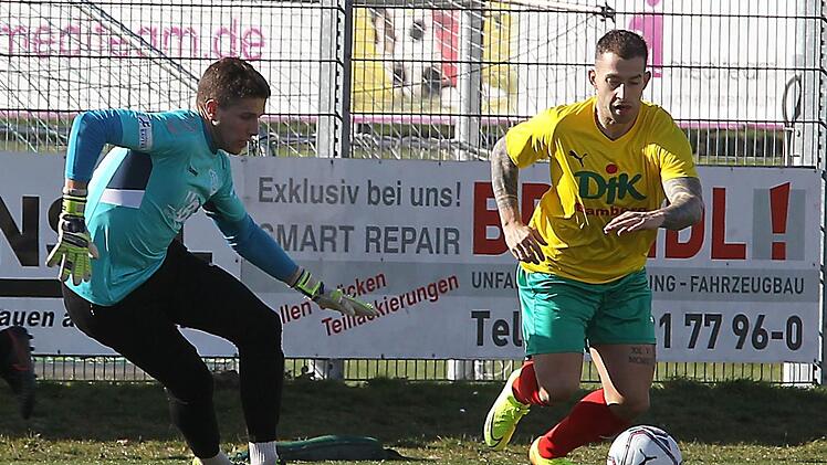 Rückkehrer Dominik Sperlein (rechts) traf gleich in seinem ersten Pflichtspiel für die DJK Bamberg.sportpress