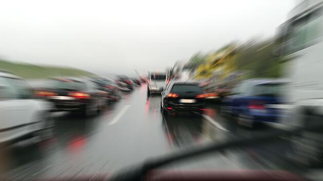Auf der A73 kam es zu einem Autounfall, nachdem ein unbekannter Fahrer pl&ouml;tzlich gebremst hatte. W&auml;hrend das Auto hinter ihm verunfallte, fuhr er weiter. Symbolbild: Stefan_Weis/Adobe Stock