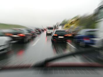 Auf der A3 im Kreis Aschaffenburg prallte ein 46-Jähriger ins Stauende und verursachte einen Unfall mit sechs Schwerverletzten. Symbolbild: Stefan_Weis/Adobe Stock