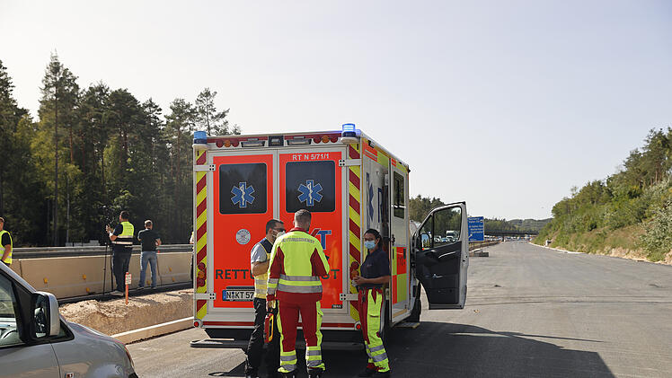 T&ouml;dlicher Motorradunfall auf der A73 bei N&uuml;rnberg:  Ein 63-j&auml;hriger Biker, der ohne Helm, auf die Autobahn fuhr, st&uuml;rzte nach einem Zusammensto&szlig; mit einem Lkw schwer und erlitt t&ouml;dliche Verletzungen.
