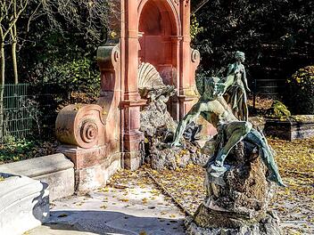 Diesen Anblick werden Hofgarten-Spaziergänger auch im nächsten Jahr erleben: das undichte Becken des Alfred-Brunnens bleibt wegen der verschobenen Sanierung weiterhin ohne Wasser.Foto: Jochen Berger