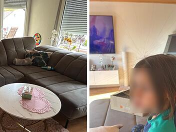 Ein Wohnzimmer mit grauem Sofa und Couchtisch links, Kind rechts im Bild vor einem Fernseher. Helle, gemütliche Atmosphäre.