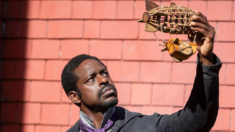"Paradise"-Star Sterling K. Brown, der auch als Mitproduzent der Serie "Washington Black" fungiert, spielt Medwin Harris, der sich um den jungen George Washington Black kümmert. Hier schaut er sich ein neues Fluggerät des genialen schwarzen Erfinders an.