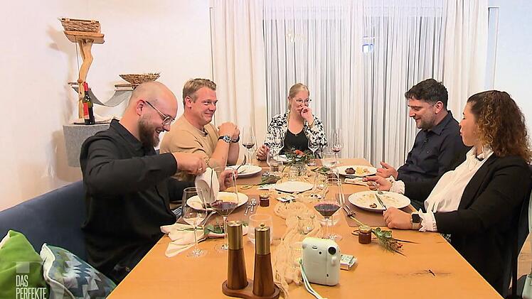 An Tag 3 trifft sich die "Dinner"-Runde vom Bodensee bei Carina (36) in Singen.