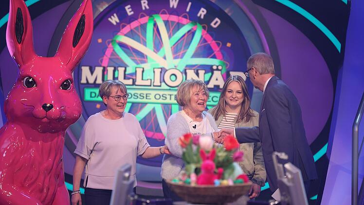 Ihre Tochter und Enkelin begleiten die 86-J&auml;hrige ins Studio.