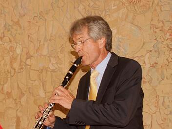 Norbert Zwicker ist nicht nur Schulrat, sondern auch Vollblutmusiker auf seiner Klarinette.Fotos: Günther Geiling