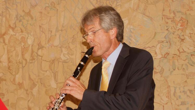 Norbert Zwicker ist nicht nur Schulrat, sondern auch Vollblutmusiker auf seiner Klarinette.Fotos: Günther Geiling