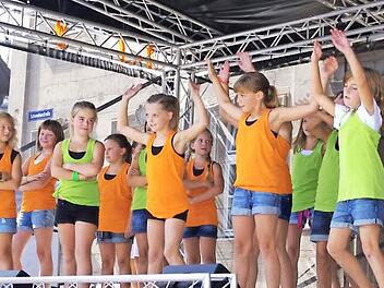 Tänze auf der Bühne am Marienplatz werden am Samstag gezeigt.  Foto: Archiv