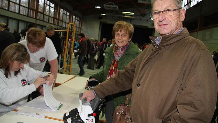 Ein Paar blaue Renntiger-Skier mit den dazu passenden Skischuhen haben Klaus und Hermine Geier für ihr Enkelkind ergattert.