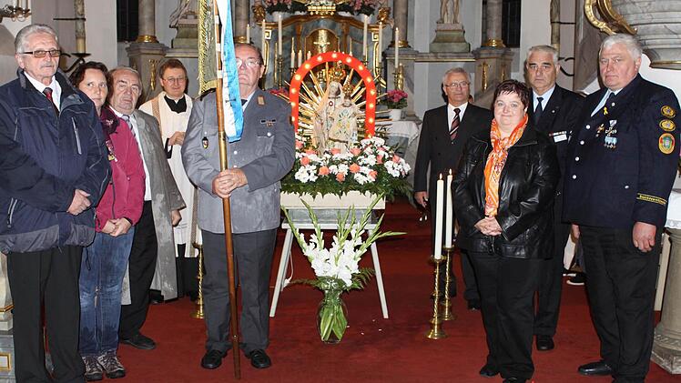 Die SRK Nordhalben übernimmt als erstes die Friedensstandarte im Seelsorgebereich Oberes Rodachtal. Im Bild (von links): Klaus Wunder, Tanja Stumpf, Heinz Hausmann, Pater Jan Poja, Bernd Radlo, Mesner Ludwig Dietz, Pfarrgemeinderatsvorsitzende Silvia Welscher, BKV-Präsident Hans Schinner sowie BKV-Kreis- und Bezirksvorsitzender Gottfried Betz.  Foto: Michael Wunder
