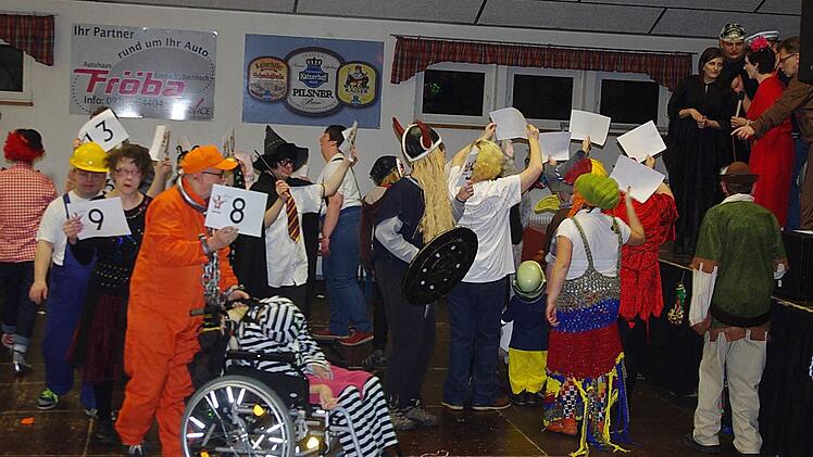 In einer kleinen Polonaise stellten die Teilnehmer der Maskenprämierung ihre Kostümierungen vor. Das Rennen macht das Ehepaar Emil und Anita Wunder (Nummer 8).  Foto: Heike Schülein
