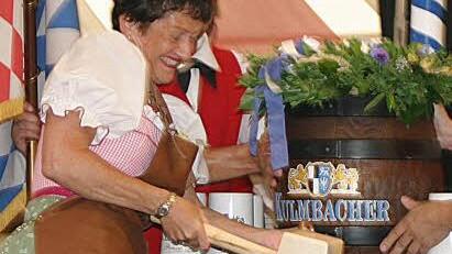 Inge Aures in ihrem Element: Bei der Kulmbacher Bierwoche zapft sie das erste Fass an. Foto: BR-Archiv