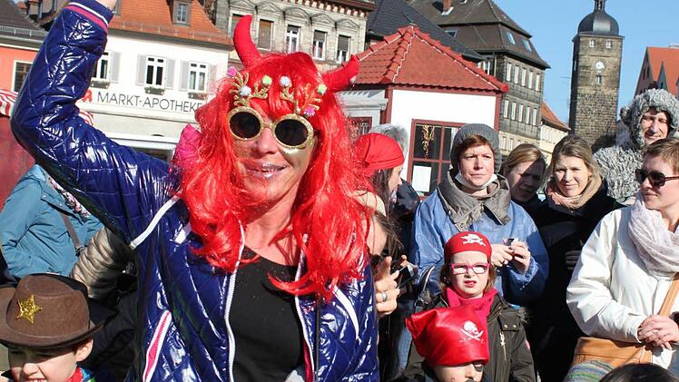 Auch Passanten, Eltern und Anverwandte waren aufgerufen, sich dem Anlass entsprechend zu kleiden. An Rosenmontagen sieht das dann z. B. so aus.