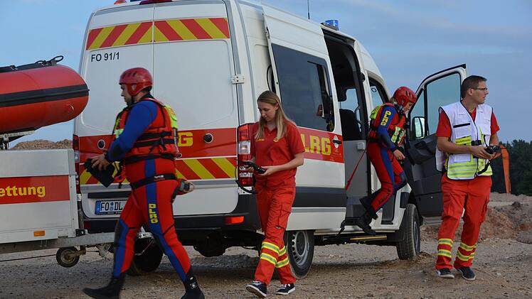 Vorbereitungen für die Übung. Foto: DLRG Forchheim.