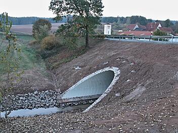 So sieht es nun aus: Die Wellblechröhre hat einen Durchmesser von 5,20 mal 4,10 Meter, womit der Abflussquerschnitt im Vergleich zur alten Röhre um 300 Prozent erhöht wurde. Hinten: Neuses.  Foto: Helmut Will