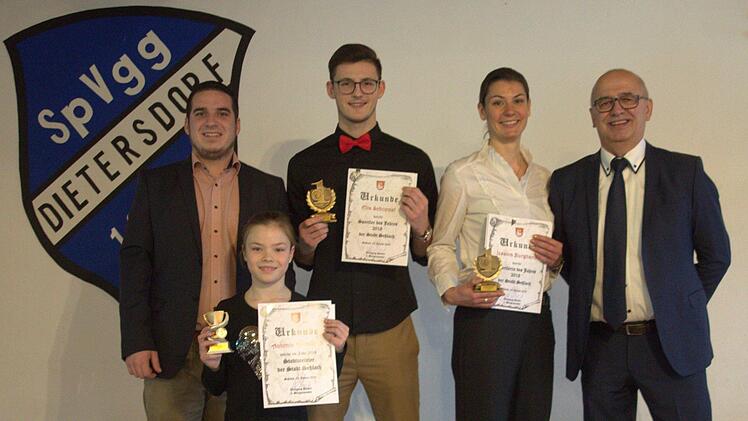 Der Titel "Seßlachs Sportler des Jahres 2018" konnten 2. Bürgermeister Wolfgang Pfister (rechts) und Maximilian Neeb (Vorsitzender des Arbeitskreises Sport, links) gleich zwei Mal vergeben, an Jessica Burghardt und Elia Schoppel (hinten, von rechts). Bei den Jugendlichen wurden Mia Teodorovic (verhindert) und Antonia Heimstädt (vorn) als "Sportlerin des Jahres" ausgezeichnet. Foto: Bettina Knauth
