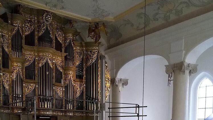 Die Schuke-Orgel in der Coburger Morizkirche erhält zwei neue Bass-Register. Damit die bis zu 250 Kilogramm schweren neuen Pfeifen auf die Orgelempore geschafft werden können, wurde ein Gerüst aufgebaut.Foto: Jochen Berger