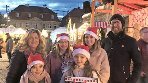 Eine kleine Sch&uuml;ler-Gruppe der SMV der Maximilian-von-Welsch-Schule beschenkte zusammen mit den Verbindungslehrern Christiane Geiger und Benjamin Pfister die Besucher der Kronacher Weihnacht mit einer "kleinen Auszeit".  Foto: Heike Sch&uuml;lein