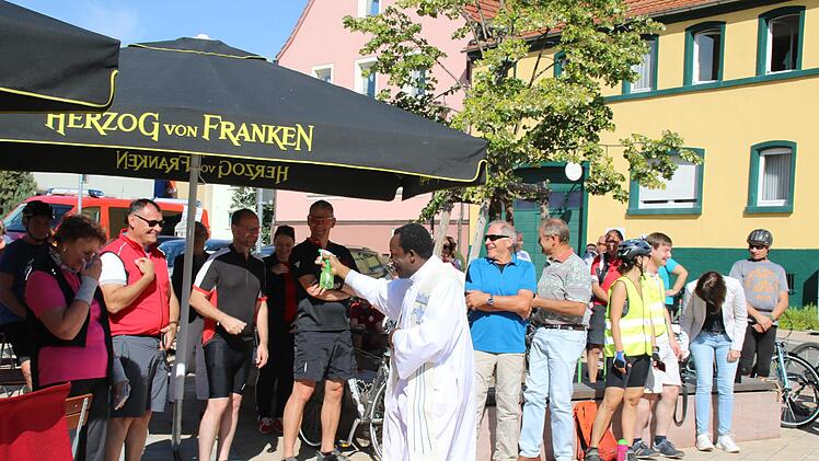 Pfarrer Dr. Blaise Okpanachi segnete den Radweg und alle, die daran mitgearbeitet haben.Foto: Hilmar Ruppert