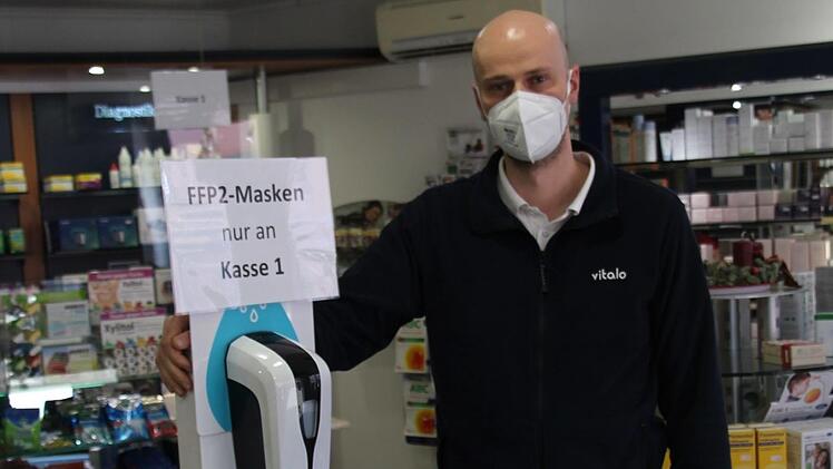 Das Angebot von Gratismasken für Menschen 60+ und Risikopatienten hat auch in Höchstadt für großen Ansturm  gesorgt.   Apotheker Georg Reck musste Flatterband und ein Hinweisschild anbringen, um die Kundenströme in Sachen Kostenlos-Mundschutz zu steuern. Foto: Christian Bauriedel