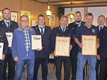 Die Ehrungen bei der FFW Oberehrenbach: Nikolaus Schmitt wurde zum Ehrenmitglied und Ehrenvorsitzenden ernannt, Wilhelm Sponsel zum Ehrenmitglied.