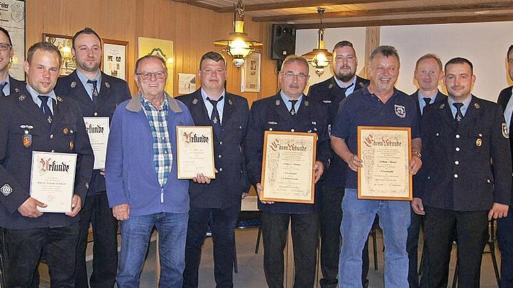 Die Ehrungen bei der FFW Oberehrenbach: Nikolaus Schmitt wurde zum Ehrenmitglied und Ehrenvorsitzenden ernannt, Wilhelm Sponsel zum Ehrenmitglied.