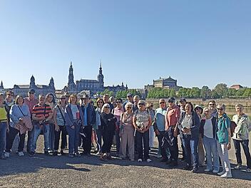 Die Teilnehmerinnen und Teilnehmer der Fahrt an der Elbaue in Dresden.