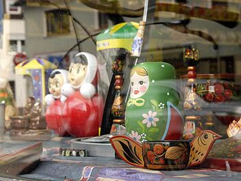 Russische Matrjoschkas aus dem Schaufenster ... Fotos: Nikolas Pelke