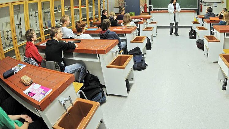 Unterricht: Wenn die Chemie zwischen Lehrer und Schülern stimmt, lässt es sich für alle Beteiligten besser arbeiten.  Foto: Armin Weigel (dpa)