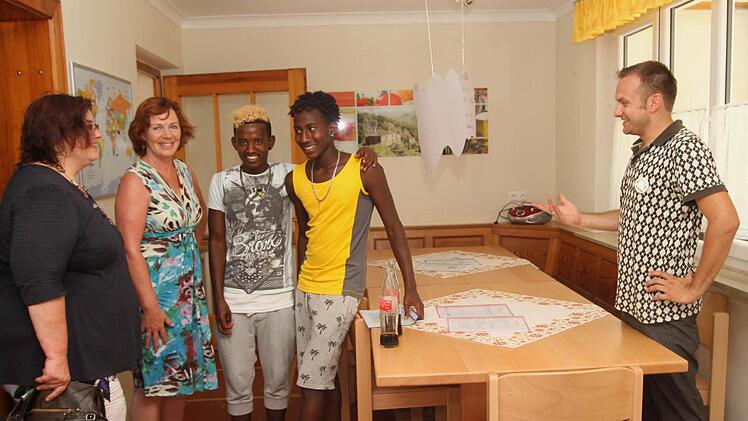 Sichtlich froh in ihrem neuen Zuhause sind die beiden Jugendlichen aus Eritrea, Nahom und Filimon. Rechts: Pädagoge Peter Rödelmaier