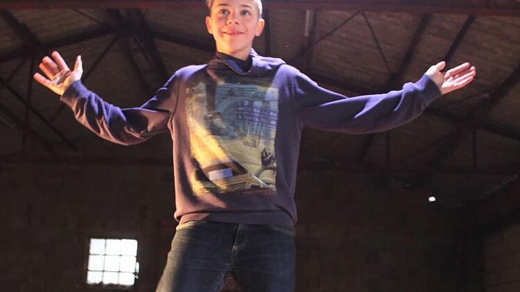 Carlos (13) ist der Zwillingsbruder von Jordan - er hat sich der Artistik verschrieben und balanciert auf einer Rolle mit Brett. Foto: Sonja Adam