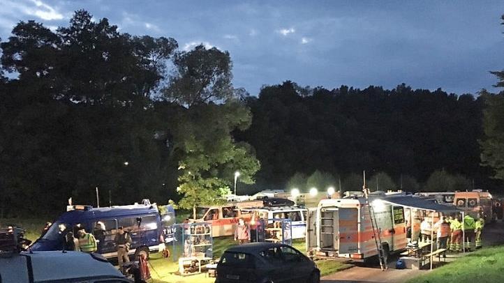 Über 100 Rettungskräfte waren am Freitag an der intensiven Großsuche beteiligt. Um 1 Uhr nachts wurde der Einsatz schließlich abgebrochen und am nächsten Morgen fortgesetzt. Foto: Stefan Wicklein