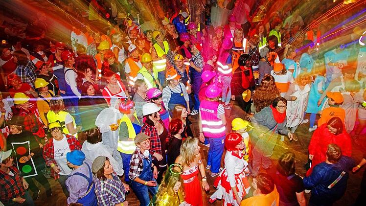 Die Angerturnhalle drohte beim Weiberfasching, aus den Nähten zu platzen.
