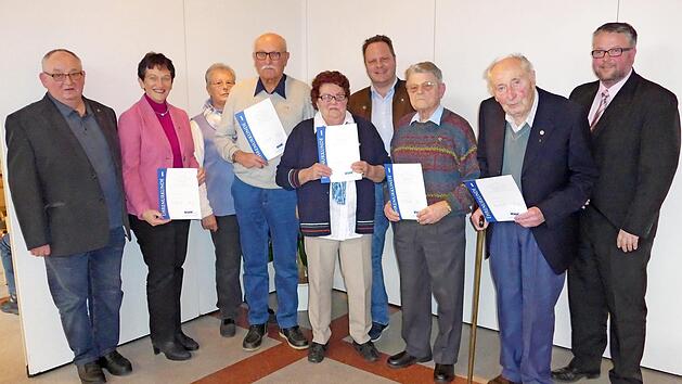 Langjährige Mitglieder zeichnete der VdK-Ortsverband Kulmbach-Mangersreuth aus. Im Bild (von links) Vorsitzender Klaus Einsiedler, MdL Inge Aures, Anita Mattes, Heinz Neidlein, Anna Werner, Stadtrat Ingo Lehmann, Harry Werner, Heinrich Saam und stellvertretender Kreisvorsitzender Marc Benker  Foto: privat