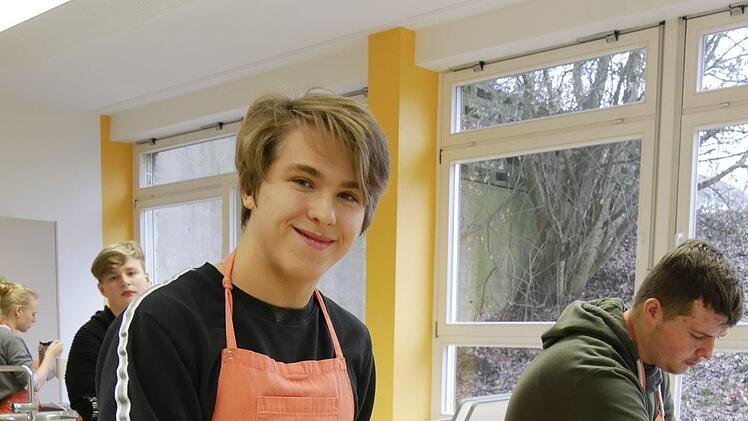 Patrick (16) schrubbt das Schneidebrett. Nach der Schulzeit geht er  zur Firma Prysmian und hat einen Ausbildungsvertrag zum  Industriemechaniker.   Foto: Manja von Nida