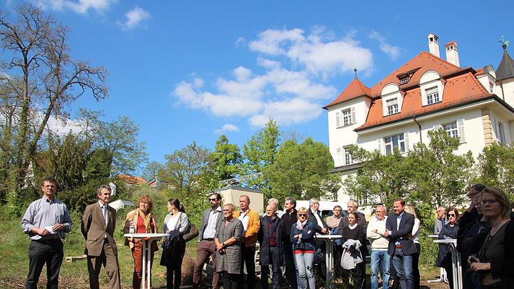 Die Baustelle liegt direkt neben der historischen Villa des Seniorenzentrums Jörg Creutzer. Foto: Ronald Heck