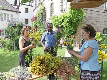 Die Herzogenauracher Frauen stellten die Kräutersträuße zusammen, die am Sonntag an die Gläubigen abgegeben werden.