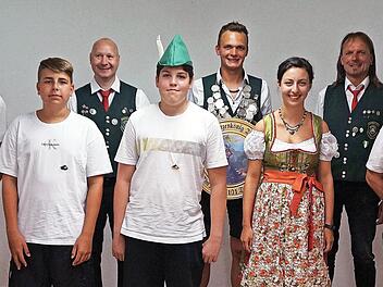 Die Gewinner und Preisträger beim Schützenverein Wannigtal: (hinten von links) 1. Ritter Martin Lenhart, Schützenkönig Tim Röder und 2. Ritter Anton Röder, (vorne) 1. Jugendritter Elaio Simsa, Jugend Little John und 2. Jugendritter Benjamin Kehl, ...