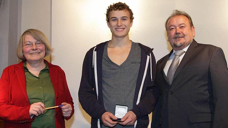 Christiane Berneth und Bürgermeister Erich Hegwein überreichen Artur Wollert die Silber-Medaille.  Fotos: mey