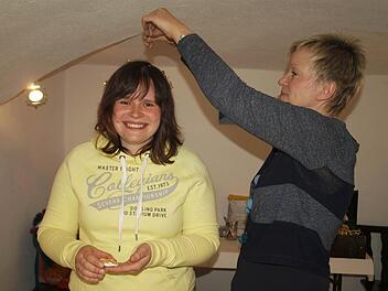 "Du bist ein Goldkind" - von Petra Zenkel (rechts) wird die Studentin Julia Wagner "mit Gold überschüttet". Foto: Susanne Deuerling