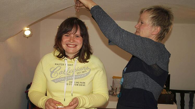 "Du bist ein Goldkind" - von Petra Zenkel (rechts) wird die Studentin Julia Wagner "mit Gold überschüttet". Foto: Susanne Deuerling
