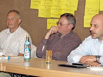 Thomas Wich-Reif von der Firma Bodenpersonal Steinwiesen (rechts) liegt viel am Oberen Rodachtal und er brachte dies in der Diskussion auch zum Ausdruck. Neben ihm (von links) Bruno Hahn und Wieland Beierkuhnlein. Foto: Susanne Deuerling