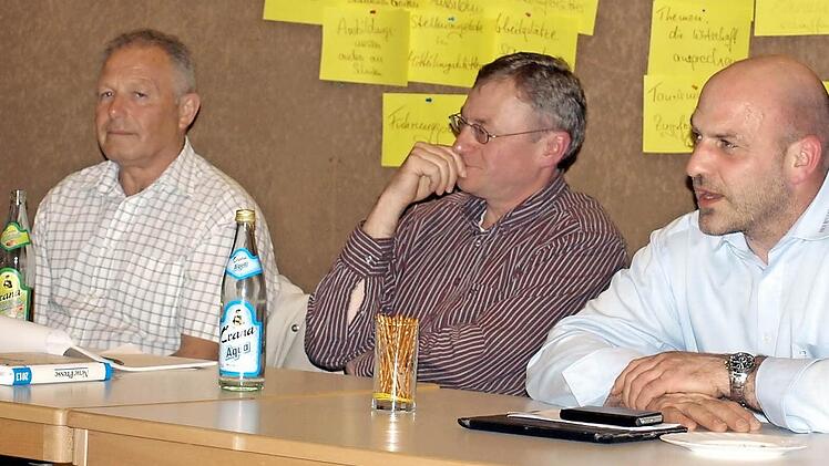 Thomas Wich-Reif von der Firma Bodenpersonal Steinwiesen (rechts) liegt viel am Oberen Rodachtal und er brachte dies in der Diskussion auch zum Ausdruck. Neben ihm (von links) Bruno Hahn und Wieland Beierkuhnlein. Foto: Susanne Deuerling