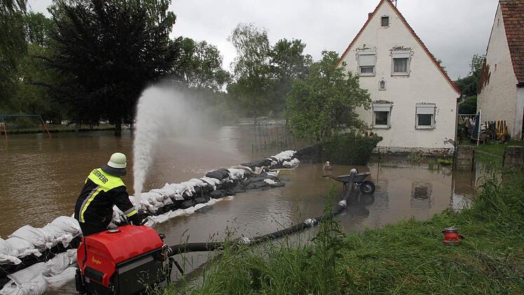 Das gefährdeste Haus in Schlammersdorf musste nicht evakuiert werden. Die Feuerwehr pumpte mit Hochdruck ab.