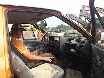 Ausgedient hat nach 21 Jahren im gemeindlichen Bauhof ein VW Polo (unser Foto). Am Steuer sitzt Mitarbeiter Matthias Saal. Foto: Stefan Geiger