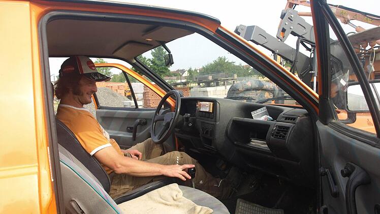 Ausgedient hat nach 21 Jahren im gemeindlichen Bauhof ein VW Polo (unser Foto). Am Steuer sitzt Mitarbeiter Matthias Saal. Foto: Stefan Geiger