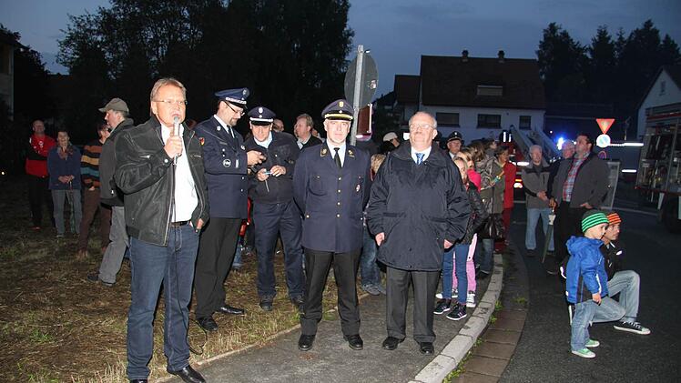 Auch die Prominenz beobachtet die Übung.